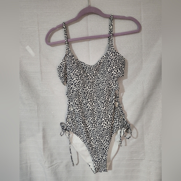 DECREE SIZE L. Women's Black and White One-Piece Swimsuit. - Picture 2 of 11